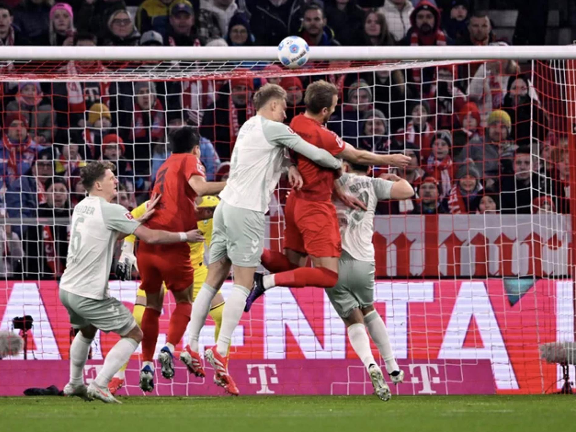 包含卡尔斯鲁厄客场不敌拜仁慕尼黑，保持低迷状态的词条